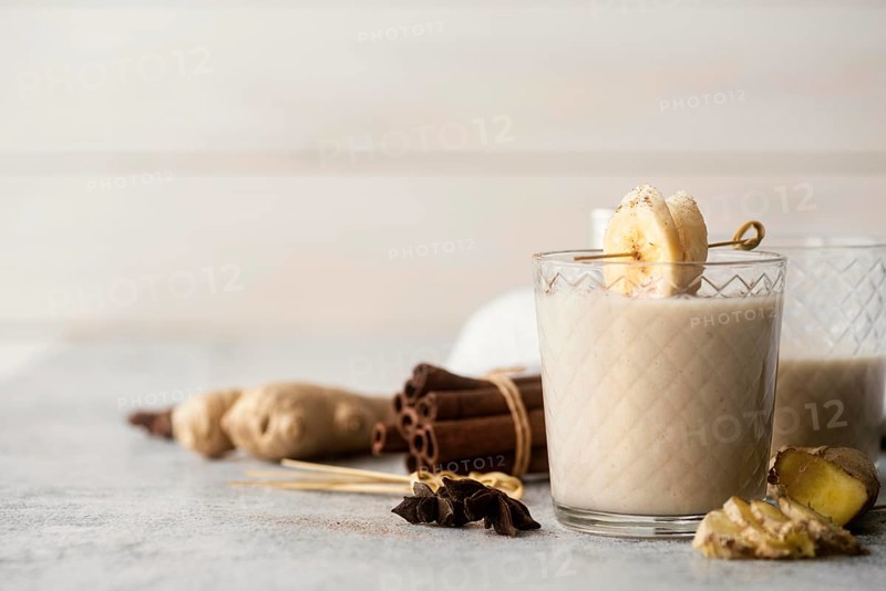Arrangement with banana smoothie