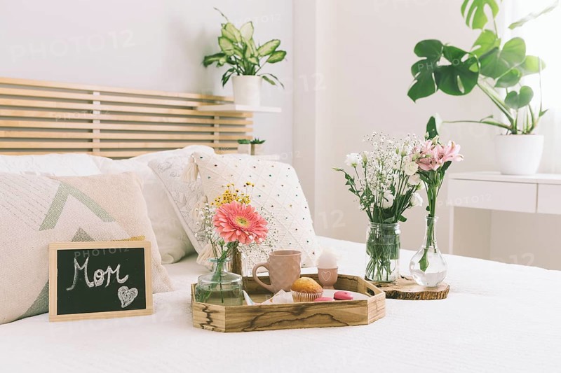 Mom inscription with flowers sweets tray
