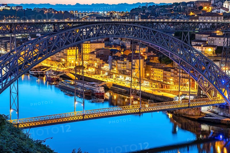Ponte Dom Luis I bridge over the Douro river and the old town of Porto at dusk