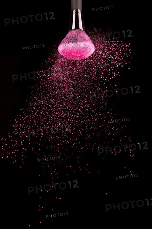 Shaking brush with fuchsia powder