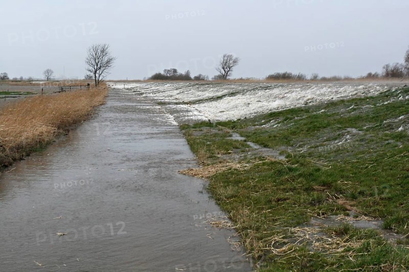 Overtopping of the dike during a storm surge on the Lower Weser island of Strohauser Plate