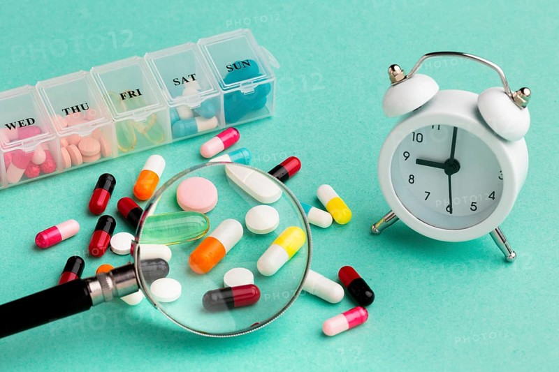 High angle magnifier with pills