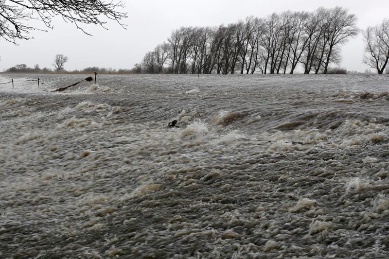 Overtopping of the dike during a storm surge on the Lower Weser island of Strohauser Plate