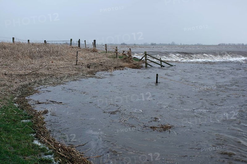 Overtopping of the dike during a storm surge on the Lower Weser island of Strohauser Plate