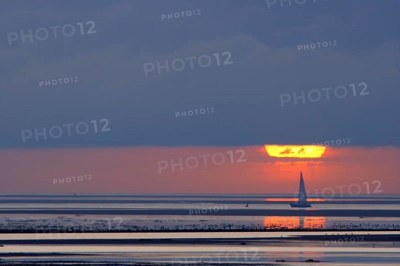 Sailors at sunset near the island of Minsener Oog