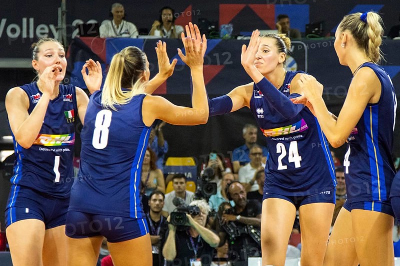 Ekaterina ANTROPOVA 24 Italy and Alessia ORRO 8 Italy clap their hands together