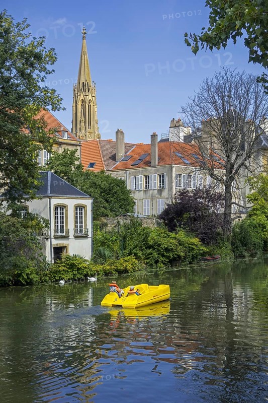 Paddle boat
