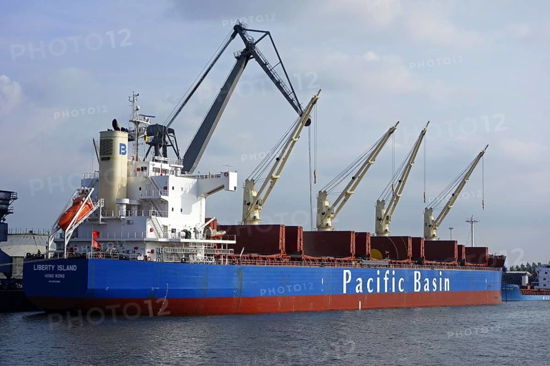 Pacific Basin bulk carrier docked at SEA-invest
