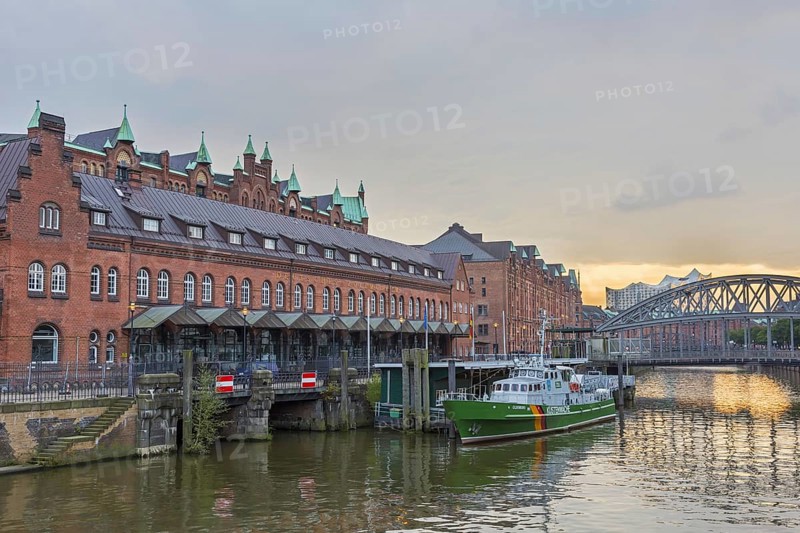 Zollkanal and Deutsches Zollmuseum in Speicherstadt