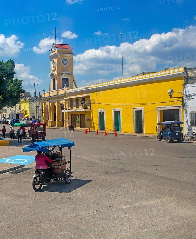 View from bus window of Mercado Eulogio Rosado market building