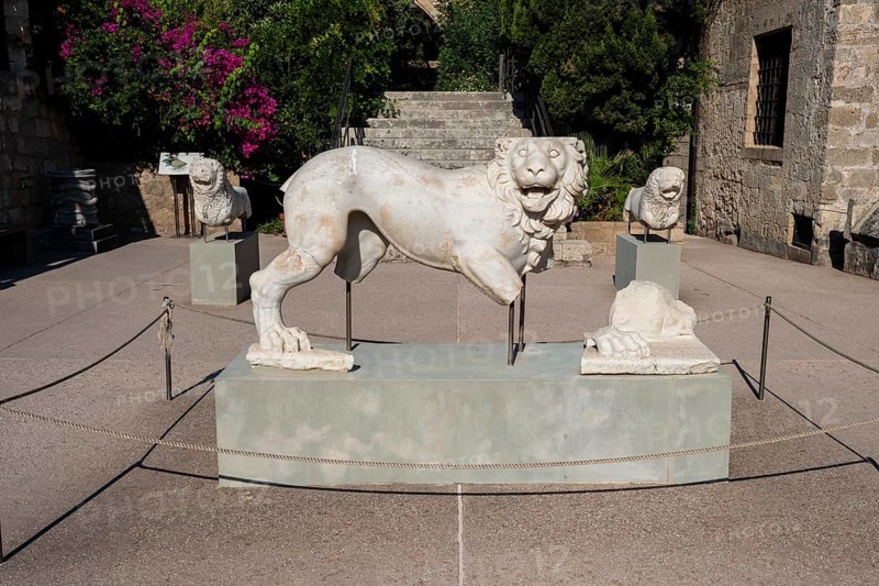 Lion sculpture as grave decoration