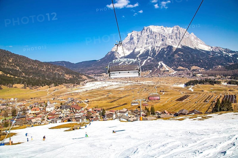 Plattensteig ski slope in the Grubigstein ski area with a view of the Zugspitze and the valley town of Lermoos