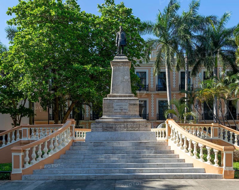 Statue of General Manuel Cepeda Peraza