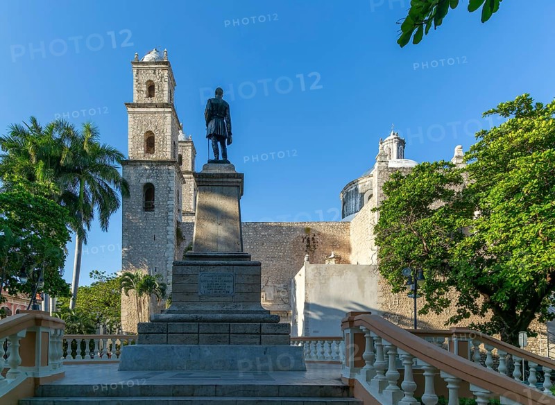Statue of General Manuel Cepeda Peraza