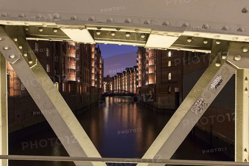 Illuminated Wandrahmsfleet in Speicherstadt