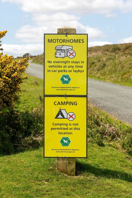 Signs warning of restrictions on camping and overnight stays in motorhomes