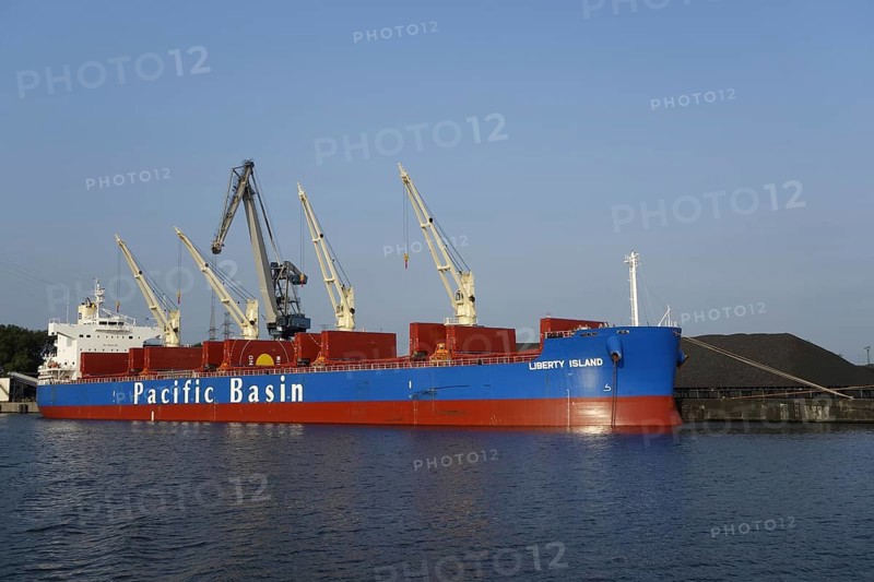 Pacific Basin bulk carrier docked at SEA-invest