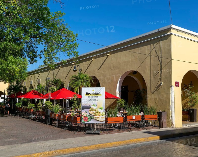 Advertising sign for breakfast restaurant Trato