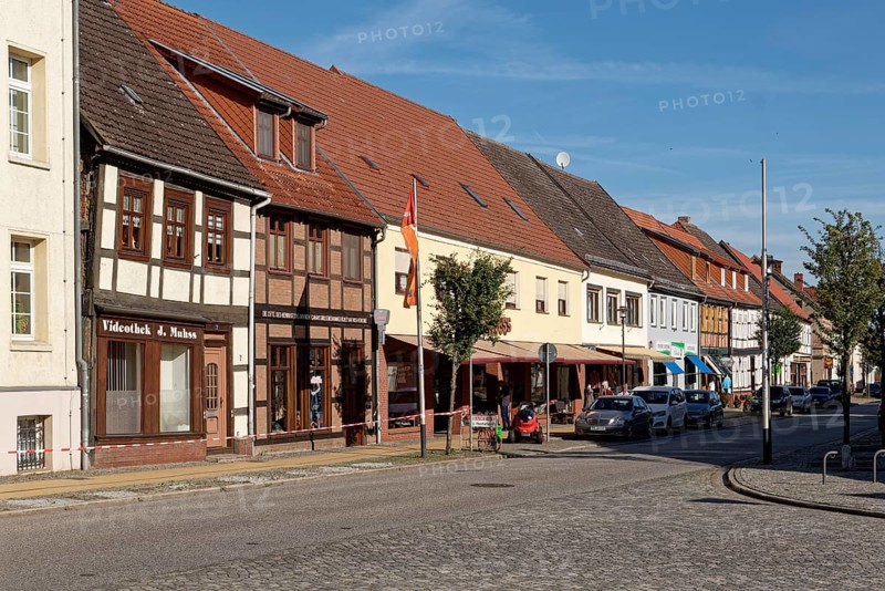 Half-timbered houses and shops in the cobbled Muehlenstrasse Am Markt in Seehausen