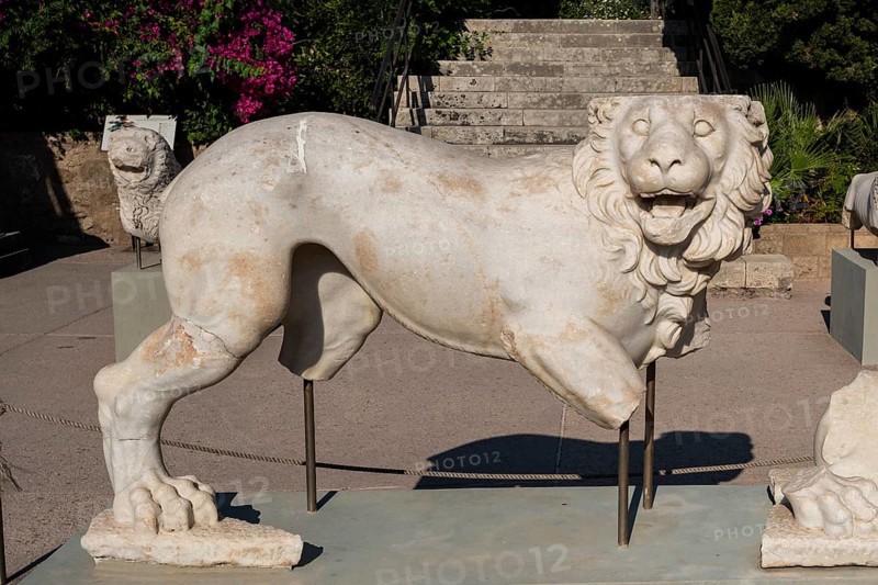 Lion sculpture as grave decoration