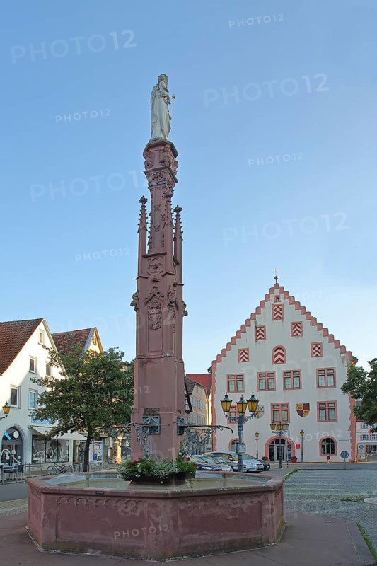 Marienbrunnen with obelisk and town hall