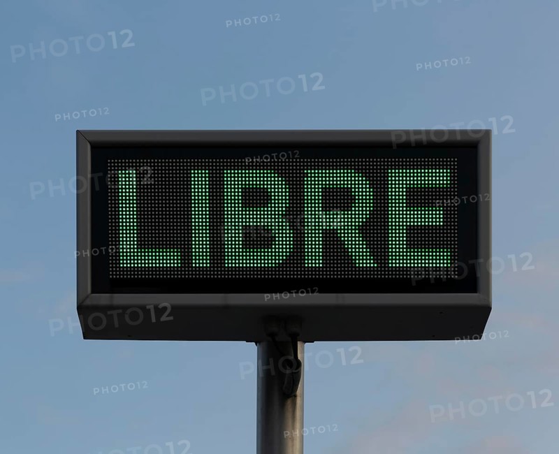 Green electronic lettering LIBRE car park sign indicating free places available
