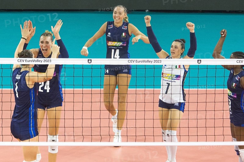 The Italian players cheer after winning a setVolleyball