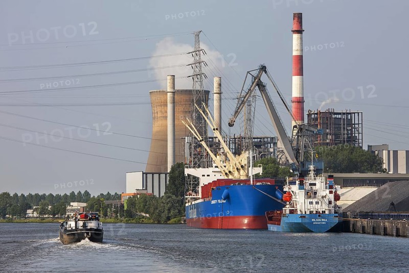 Electrabel power station and Pacific Basin bulk carrier docked at SEA-invest