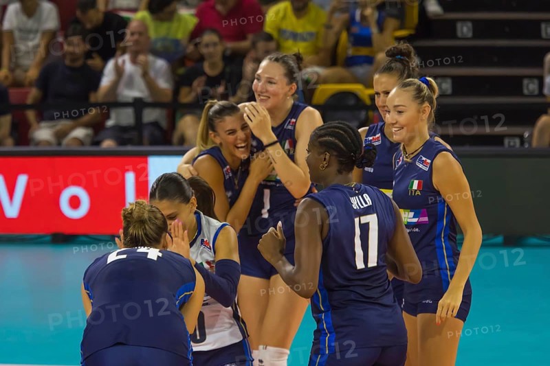 The Italian players cheer after winning a setVolleyball