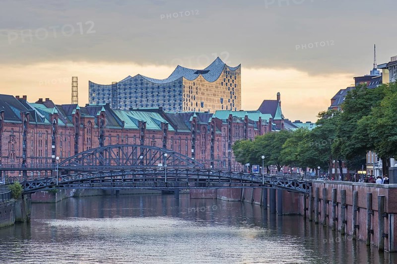 Zollkanal and the Elbphilharmonie