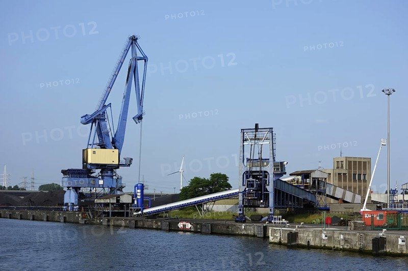 Dock crane and conveyor belt at SEA-invest
