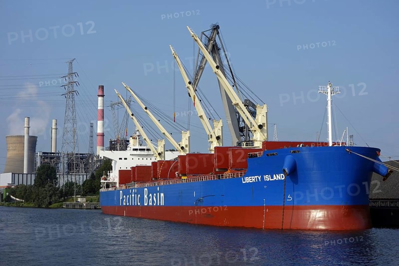 Pacific Basin bulk carrier docked at SEA-invest
