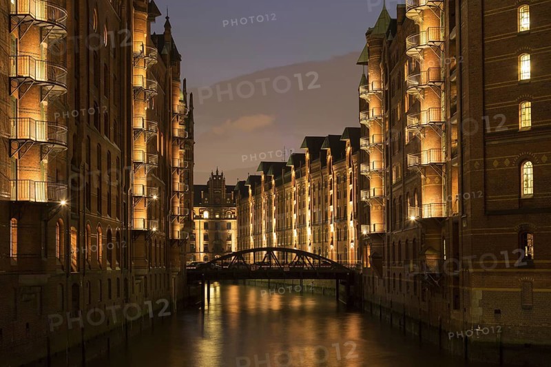 Illuminated Wandrahmsfleet in Speicherstadt