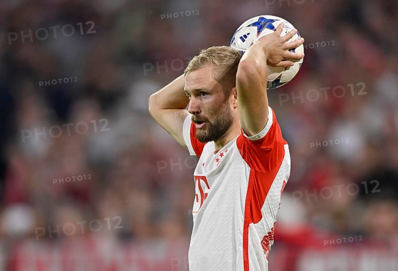 Throw-in action Konrad Laimer FC Bayern Munich FCB