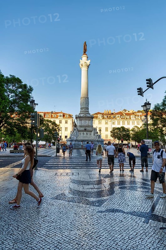 Pedestrian in front of statue of Pedro IV