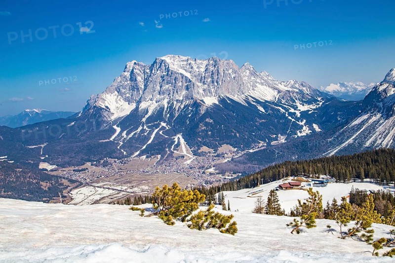 View from the Grubigstein ski area to the Zugspitze
