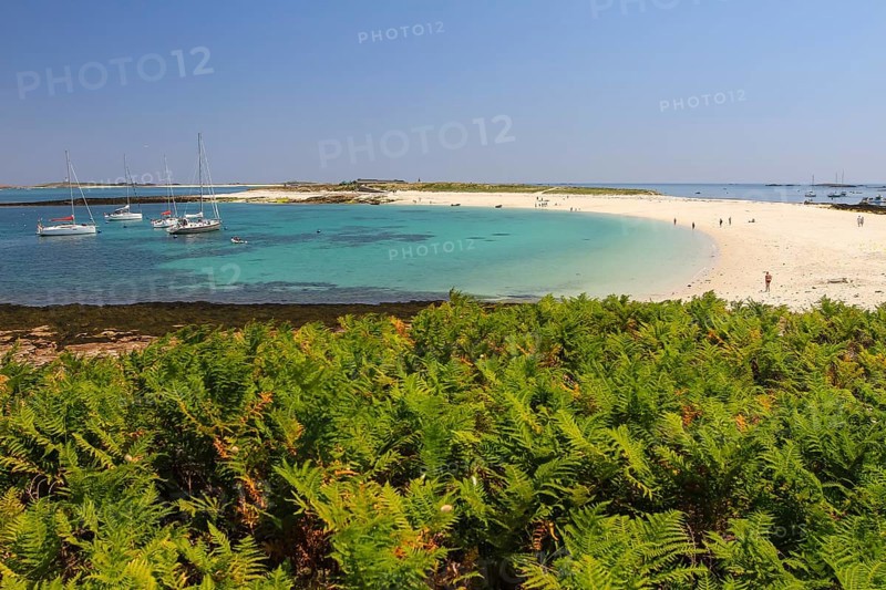 Sailing boats in the roadstead between Ile Saint-Nicolas and Ile Bananec