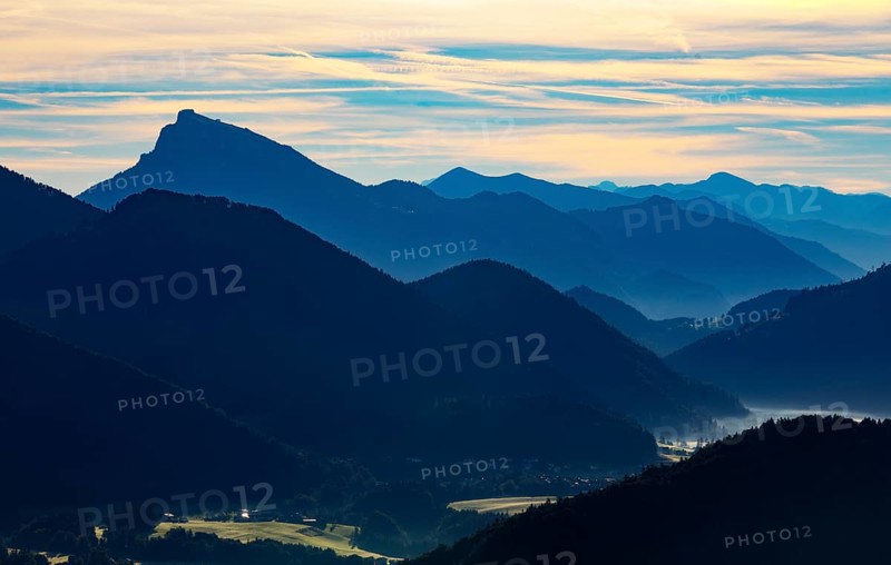 Sunrise on the Gurlspitze with view to the Schafberg
