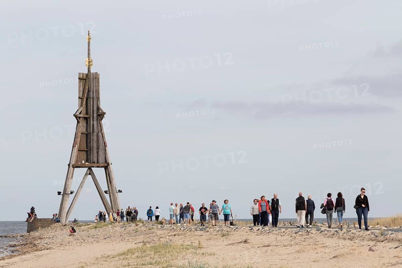 Tourists on their way to the Kugelbake