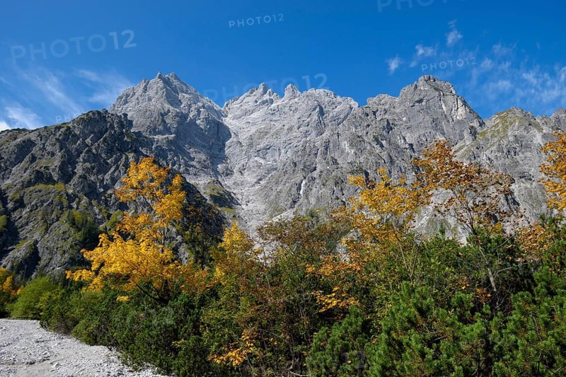 Mountaineer climbing the Sigeretplatte via ferrata