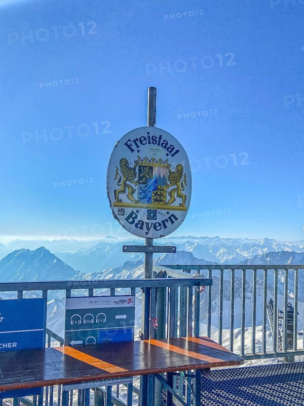 Border sign between the Tyrolean and Bavarian Zugspitzbahn