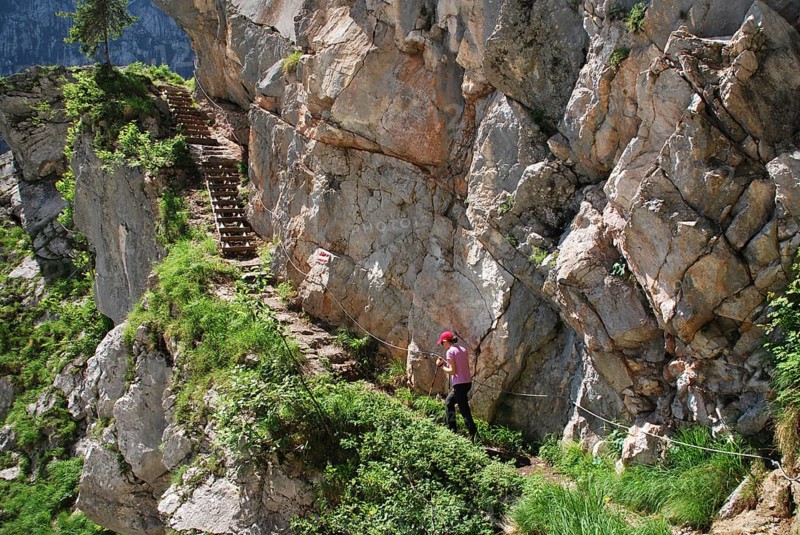 Mountaineer climbing the Sigeretplatte via ferrata