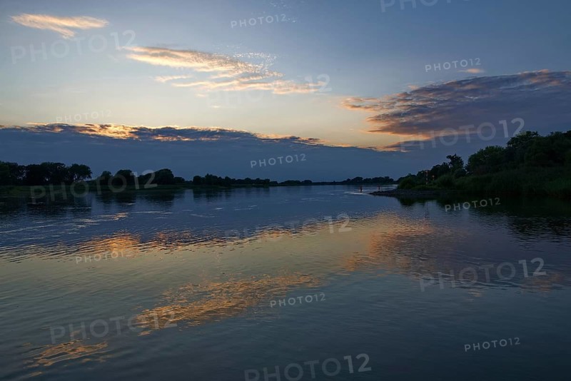Evening twilight on the Elbe near Rueterberg