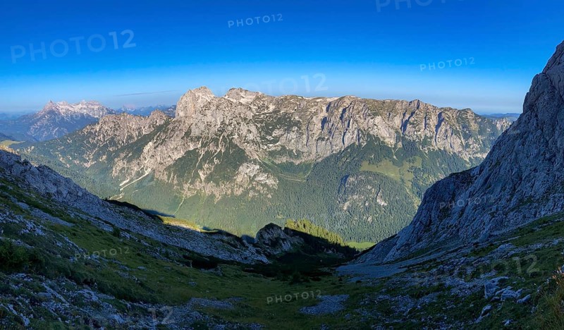 Panorama from the Hochkalter to the Loferer Steinberge mountain range on the left and horse-rider Alm with Stadelhorn