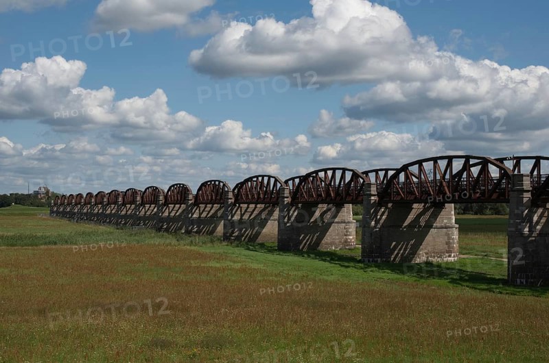 Remainder of the Doemitzer railway bridge preserved on the Lower Saxony side