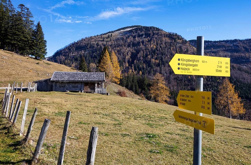 Signpost on the Genneralm with view to the Hoher Zinken