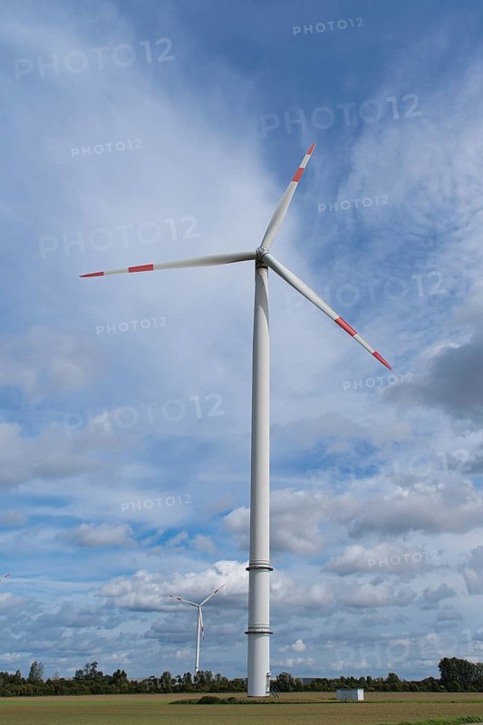 Wind turbine for power generation on the edge of the Garzweiler opencast lignite mine