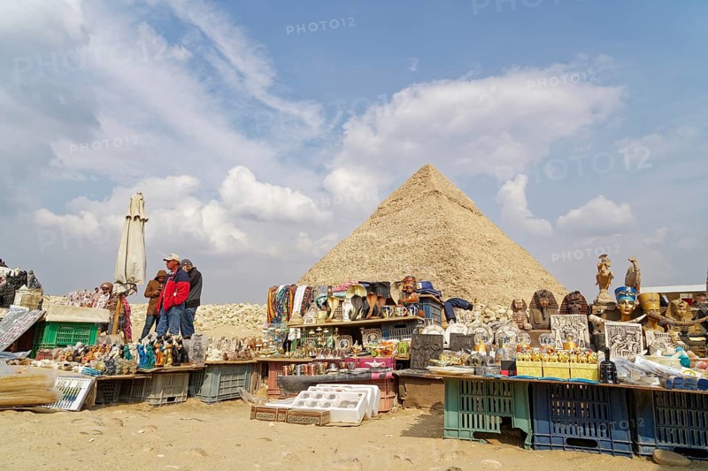 Souvenir stalls and souvenir dealers in front of the Pyramid of Khafre