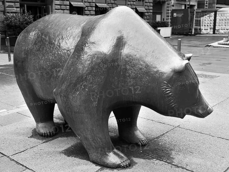 Figure Bear in front of the Frankfurt Stock Exchange
