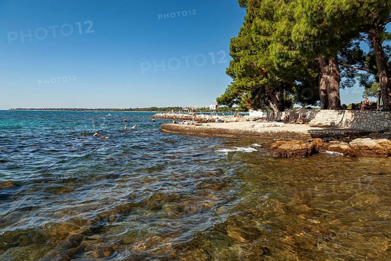 Beach on the stone coast of Spadici
